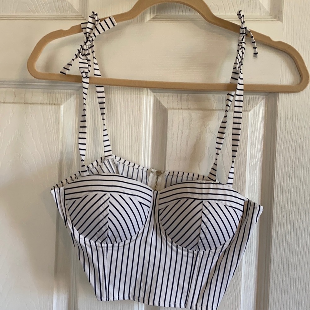 Super down crop top size XS. Zipper back worn once. Bought from revolve.